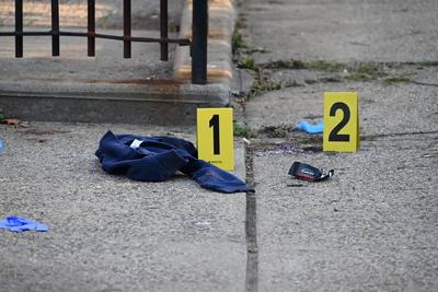 A 42-year-old man was fatally shot and a 41-year-old man was injured in a shooting outside the glenmore plaza houses in brownsville, brooklyn, new york city-stock-foto