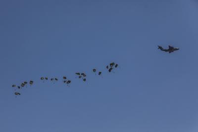 An airplane drops humanitarian aid over Gaza as seen from northern Gaza Strip-stock-foto