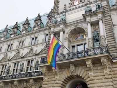 Hamburger Rathaus mit Regenbogenflagge-stock-foto