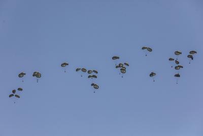 An airplane drops humanitarian aid over Gaza as seen from northern Gaza Strip-stock-foto