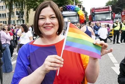 cntv Die Parade Bunter Teilnehmer 260.000 diverser Menschen beim Christopher Street Day CSD zieht ?ber den Steindamm in die Hamburger Innenstadt 02.August 2025 Katharina Fegebank mit Regenbogenfahne Buendnis 90/Die Gruenen , Zweite B?rgermeisterin von Hamburg und Senatorin f?r Umwelt, Klima,Energie und Agrarwirtschaft,beim Start der Parade zum Christopher Street Day CSD. Traditionell am ersten Samstag im August bildet der Stra?enumzug den H?hepunkt des Hamburg Pride. Hamburg Deutschland *** cntv The parade of colorful participants 260,000 diverse people at Christopher Street Day CSD moves along Steindamm into Hamburg city center 02 August 2025 Katharina Fegebank with rainbow flag Buendnis 90 Die Gruenen , Second Mayor of Hamburg an-stock-foto
