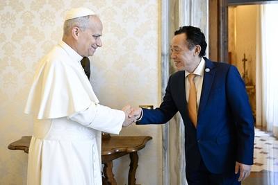 ITALY-VATICAN POPEPOPE LEO XIV RECEIVES IN PRIVATE AUDIENCE DR.QU DONGYU,DIRECTOR-GENERAL OF THE FOOD AND AGRICULTURE ORGANIZATION OF THE UNITED NATIONS (FAO)-stock-foto