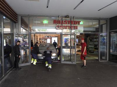 cntv Einbruch mit PKW ins Hamburger Einkaufs Centrum Billstedt Center Ein PKW faehrt innerhalb des Gebaeudes in das Schaufenster eines Juweliers Fahrzeug wurde sichergestellt und abtransportiert 01.August 2025 Ob die Unbekannten Beute machten, ist bislang noch unklar. Die Polizei hat den Bereich weitr?umig abgesperrt, Ermittler sichern Spuren am Tatort. Spektakulaerer Vorfall in den fruehen Morgenstunden Gegen 4 Uhr ist ein Auto in den Eingangsbereich des Billstedt Centers gerast, hat die Eingangstueren durchbrochen und ist anschlie?end durch die Fussgaengerzone innerhalb des Einkaufszentrums gefahren. Nach rund 20 Metern drehten die T?ter das Fahrzeug und rammten die Sicherheitsscheibe eines Juweliers Hamburg Deutschland *** cntv Burgla-stock-foto