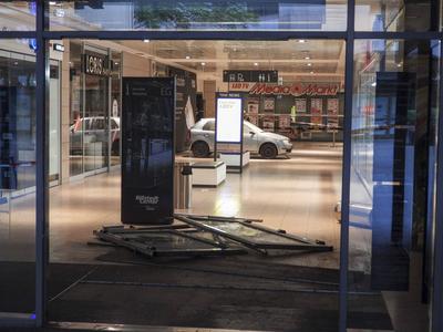cntv Einbruch mit PKW ins Hamburger Einkaufs Centrum Billstedt Center Ein PKW faehrt innerhalb des Gebaeudes in das Schaufenster eines Juweliers Fahrzeug wurde sichergestellt und abtransportiert 01.August 2025 Ob die Unbekannten Beute machten, ist bislang noch unklar. Die Polizei hat den Bereich weitr?umig abgesperrt, Ermittler sichern Spuren am Tatort. Spektakulaerer Vorfall in den fruehen Morgenstunden Gegen 4 Uhr ist ein Auto in den Eingangsbereich des Billstedt Centers gerast, hat die Eingangstueren durchbrochen und ist anschlie?end durch die Fussgaengerzone innerhalb des Einkaufszentrums gefahren. Nach rund 20 Metern drehten die T?ter das Fahrzeug und rammten die Sicherheitsscheibe eines Juweliers Hamburg Deutschland *** cntv Burgla-stock-foto