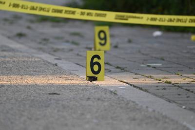 A 42-year-old man was fatally shot and a 41-year-old man was injured in a shooting outside the glenmore plaza houses in brownsville, brooklyn, new york city-stock-foto