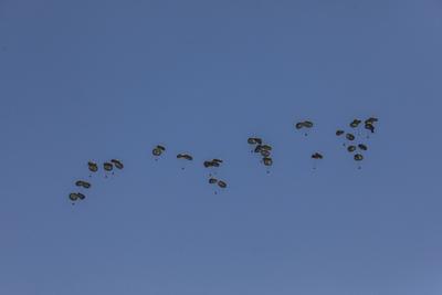 An airplane drops humanitarian aid over Gaza as seen from northern Gaza Strip-stock-foto
