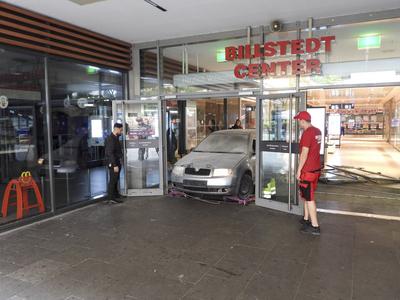 cntv Einbruch mit PKW ins Hamburger Einkaufs Centrum Billstedt Center Ein PKW faehrt innerhalb des Gebaeudes in das Schaufenster eines Juweliers Fahrzeug wurde sichergestellt und abtransportiert 01.August 2025 Ob die Unbekannten Beute machten, ist bislang noch unklar. Die Polizei hat den Bereich weitr?umig abgesperrt, Ermittler sichern Spuren am Tatort. Spektakulaerer Vorfall in den fruehen Morgenstunden Gegen 4 Uhr ist ein Auto in den Eingangsbereich des Billstedt Centers gerast, hat die Eingangstueren durchbrochen und ist anschlie?end durch die Fussgaengerzone innerhalb des Einkaufszentrums gefahren. Nach rund 20 Metern drehten die T?ter das Fahrzeug und rammten die Sicherheitsscheibe eines Juweliers Hamburg Deutschland *** cntv Burgla-stock-foto