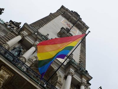 Regenbogenflagge weht vor Hamburger Rathaus-stock-foto