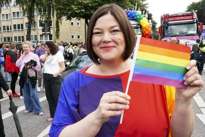cntv Die Parade Bunter Teilnehmer 260.000 diverser Menschen beim Christopher Street Day CSD zieht ?ber den Steindamm in die Hamburger Innenstadt 02.August 2025 Katharina Fegebank mit Regenbogenfahne Buendnis 90/Die Gruenen , Zweite B?rgermeisterin von Hamburg und Senatorin f?r Umwelt, Klima,Energie und Agrarwirtschaft,beim Start der Parade zum Christopher Street Day CSD. Traditionell am ersten Samstag im August bildet der Stra?enumzug den H?hepunkt des Hamburg Pride. Hamburg Deutschland *** cntv The parade of colorful participants 260,000 diverse people at Christopher Street Day CSD moves along Steindamm into Hamburg city center 02 August 2025 Katharina Fegebank with rainbow flag Buendnis 90 Die Gruenen , Second Mayor of Hamburg an-stock-foto