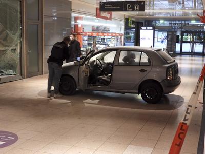 cntv Einbruch mit PKW ins Hamburger Einkaufs Centrum Billstedt Center Ein PKW faehrt innerhalb des Gebaeudes in das Schaufenster eines Juweliers Fahrzeug wurde sichergestellt und abtransportiert 01.August 2025 Ob die Unbekannten Beute machten, ist bislang noch unklar. Die Polizei hat den Bereich weitr?umig abgesperrt, Ermittler sichern Spuren am Tatort. Spektakulaerer Vorfall in den fruehen Morgenstunden Gegen 4 Uhr ist ein Auto in den Eingangsbereich des Billstedt Centers gerast, hat die Eingangstueren durchbrochen und ist anschlie?end durch die Fussgaengerzone innerhalb des Einkaufszentrums gefahren. Nach rund 20 Metern drehten die T?ter das Fahrzeug und rammten die Sicherheitsscheibe eines Juweliers Hamburg Deutschland *** cntv Burgla-stock-foto