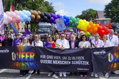 cntv Die Parade Bunter Teilnehmer 260.000 diverser Menschen beim Christopher Street Day CSD zieht ?ber den Steindamm in die Hamburger Innenstadt 02.August 2025 Hamburgs Erster Buergermeister Peter Tschentscher SPD Katharina Fegebank Buendnis 90/Die Gruenen,Zweite B?rgermeisterin von Hamburg und Senatorin f?r Umwelt, Klima, Energie und Agrarwirtschaft, Maryam Blumenthal B?ndnis 90/Die Gruenen Senatorin f?r Wissenschaft, Forschung und Gleichstellung in Hamburg, Ricarda Lang Buendnis 90/Die Gr?nen Mitglied des Deutschen Bundestages,beim Start der Parade zum Christopher Street Day CSD. Traditionell am ersten Samstag im August bildet der Stra?enumzug den H?hepunkt des Hamburg Pride. Hamburg Deutschland *** cntv The parade of colorful-stock-foto