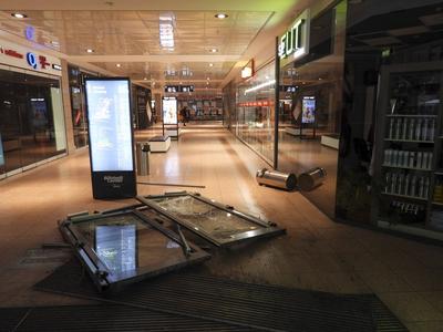 cntv Einbruch mit PKW ins Hamburger Einkaufs Centrum Billstedt Center Ein PKW faehrt innerhalb des Gebaeudes in das Schaufenster eines Juweliers Fahrzeug wurde sichergestellt und abtransportiert 01.August 2025 Ob die Unbekannten Beute machten, ist bislang noch unklar. Die Polizei hat den Bereich weitr?umig abgesperrt, Ermittler sichern Spuren am Tatort. Spektakulaerer Vorfall in den fruehen Morgenstunden Gegen 4 Uhr ist ein Auto in den Eingangsbereich des Billstedt Centers gerast, hat die Eingangstueren durchbrochen und ist anschlie?end durch die Fussgaengerzone innerhalb des Einkaufszentrums gefahren. Nach rund 20 Metern drehten die T?ter das Fahrzeug und rammten die Sicherheitsscheibe eines Juweliers Hamburg Deutschland *** cntv Burgla-stock-foto