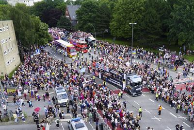 cntv Die Parade Bunter Teilnehmer 260.000 diverser Menschen beim Christopher Street Day CSD zieht ?ber den Steindamm in die Hamburger Innenstadt 02.August 2025 Parade zum Christopher Street Day CSD. Traditionell am ersten Samstag im August bildet der Stra?enumzug den H?hepunkt des Hamburg Pride. Hamburg Deutschland *** cntv The parade Colorful participants 260,000 diverse people at Christopher Street Day CSD parade along Steindamm into Hamburg city center 02 August 2025 Parade for Christopher Street Day CSD Traditionally on the first Saturday in August, the street parade is the highlight of Hamburg Pride Hamburg Germany-stock-foto