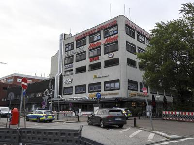 cntv Einbruch mit PKW ins Hamburger Einkaufs Centrum Billstedt Center Ein PKW faehrt innerhalb des Gebaeudes in das Schaufenster eines Juweliers Fahrzeug wurde sichergestellt und abtransportiert 01.August 2025 Ob die Unbekannten Beute machten, ist bislang noch unklar. Die Polizei hat den Bereich weitr?umig abgesperrt, Ermittler sichern Spuren am Tatort. Spektakulaerer Vorfall in den fruehen Morgenstunden Gegen 4 Uhr ist ein Auto in den Eingangsbereich des Billstedt Centers gerast, hat die Eingangstueren durchbrochen und ist anschlie?end durch die Fussgaengerzone innerhalb des Einkaufszentrums gefahren. Nach rund 20 Metern drehten die T?ter das Fahrzeug und rammten die Sicherheitsscheibe eines Juweliers Hamburg Deutschland *** cntv Burgla-stock-foto