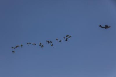 An airplane drops humanitarian aid over Gaza as seen from northern Gaza Strip-stock-foto
