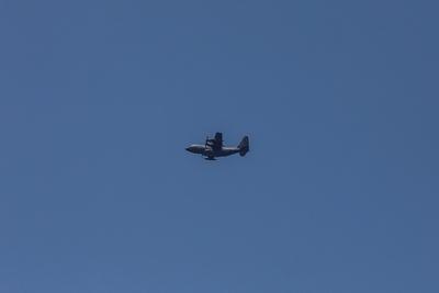 An airplane drops humanitarian aid over Gaza as seen from northern Gaza Strip-stock-foto