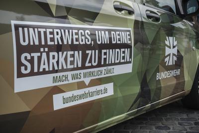Fahrzeug der Bundeswehr mit Werbung f?r eine Karriere bei der Bundeswehr beim NRW Tag im K?lner Rheinauhafen *** Bundesw-stock-foto