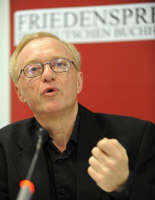 Bildnummer: 59797941  Datum: 10.10.2010  Copyright: imago/epdDer israelischen Schriftsteller David Grossman (56) wird am Sonnatg (10.10.2010) in der Frankfurter Paulskirche mit dem Friedenspreises des Deutschen Buchhandels ausgezeichnet (Foto bei der Pressekonferenz am Freitag, 8. Oktober, auf der Frankfurter Buchmesse). Grossman setzt sich nach Angaben des B?rsenvereins in seinen Romanen, Essays und Erz?hlungen f?r die Auss?hnung zwischen Israelis und Pal?stinensern ein und versucht immer, die Haltung der jeweils Andersdenkenden zu verstehen und zu beschreiben. Grossmans B?cher zeigten, dass die Spirale von Gewalt, Hass und Vertreibung im Nahen Osten nur durch Zuh?ren, Zur?ckhaltung und die Kraft des Wortes beendet werden k?nne, hei?t es in der Begr?ndung der Jury. In seinem Hauptwerk Eine Frau flieht vor einer Nachricht (2008, dt. 2009) zeige der Autor die Bedeutung der Sprache f?r die Suche nach Identit?t und warne vor ihrer zunehmenden Militarisierung. Er habe darin auch den Tod seines Sohnes Uri verarbeitet, der 2006 von einer Rakete der schiitischen Hisbollah-Miliz get?tet wurde. Der Friedenspreis wird seit 1950 vergeben und ist mit 25.000 Euro dotiert. (Siehe epd-Meldung vom 08.10.2010) DER ABDRUCK DES EPD-FOTOS IST HONORARPFLICHTIG! Israelischer Schriftsteller David Grossman erh?lt Friedenspreises des Deutschen Buchhandels x0x xkg 2010 hoch Kultur Personen Auszeichnungen Buchmesse Religionen Judentum Juden  59797941 Date 10 10 2010 Copyright Imago epd the Israeli Writer David Grossman 56 will at  10 10 2010 in the Frankfurt S. Pauls Church with the Peace Prize the German Book trade excellent Photo at the Press conference at Friday 8 October on the Frankfurt Book Fair Grossman sets to after Information the Exchange Association in his Novels Essays and Stories for the Reconciliation between Israelis and Palestinians a and tries Always the Attitude the each Dissidents to understand and to describe  Books showed that the Spiral from Violence Hatred and Expulsion in Middle East only through listen Restraint and the Power the Word ended will could means it in the Justification the Jury in his Main plant a Woman flees before a Message 2008 DT 2009 Display the Author the Meaning the Language for the Search after Identity and Warne before their increasing Militarisation he have it too the Death its Son Uri processed the 2006 from a Rocket the Shiite Hezbollah Militia killed was the Peace Prize will since 1950 awarded and is with 25 000 Euro  See epd Message of 08 10 2010 the Imprint the epd Photos is  Israeli Writer David Grossman receives Peace Prize the German Book trade x0x xkg 2010 vertical Culture People Awards Book Fair Religions Judaism Jews-stock-foto