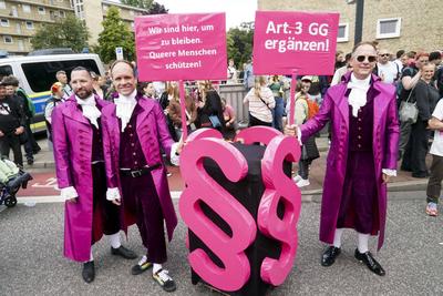 cntv Die Parade Bunter Teilnehmer 260.000 diverser Menschen beim Christopher Street Day CSD zieht ?ber den Steindamm in die Hamburger Innenstadt 02.August 2025 Parade zum Christopher Street Day CSD. Traditionell am ersten Samstag im August bildet der Stra?enumzug den H?hepunkt des Hamburg Pride. Hamburg Deutschland *** cntv The parade Colorful participants 260,000 diverse people at Christopher Street Day CSD parade along Steindamm into Hamburg city center 02 August 2025 Parade for Christopher Street Day CSD Traditionally on the first Saturday in August, the street parade is the highlight of Hamburg Pride Hamburg Germany-stock-foto