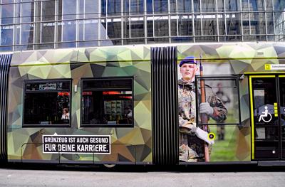 Bundeswehr-Werbung auf BVG-Tram *** Bundeswehr advertising on BVG streetcar-stock-foto