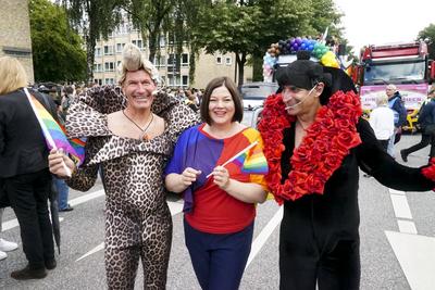 cntv Die Parade Bunter Teilnehmer 260.000 diverser Menschen beim Christopher Street Day CSD zieht ?ber den Steindamm in die Hamburger Innenstadt 02.August 2025 Katharina Fegebank mit Regenbogenfahne Buendnis 90/Die Gruenen , Zweite B?rgermeisterin von Hamburg und Senatorin f?r Umwelt, Klima,Energie und Agrarwirtschaft,beim Start der Parade zum Christopher Street Day CSD. Traditionell am ersten Samstag im August bildet der Stra?enumzug den H?hepunkt des Hamburg Pride. Hamburg Deutschland *** cntv The parade of colorful participants 260,000 diverse people at Christopher Street Day CSD moves along Steindamm into Hamburg city center 02 August 2025 Katharina Fegebank with rainbow flag Buendnis 90 Die Gruenen , Second Mayor of Hamburg an-stock-foto