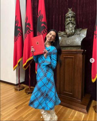 Dua Lipa has been granted Albanian citizenship. The 27-year-old pop star was born in London to Albanian parents and move-stock-foto