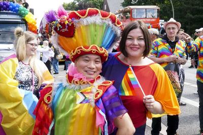 cntv Die Parade Bunter Teilnehmer 260.000 diverser Menschen beim Christopher Street Day CSD zieht ?ber den Steindamm in die Hamburger Innenstadt 02.August 2025 Katharina Fegebank mit Regenbogenfahne Buendnis 90/Die Gruenen , Zweite B?rgermeisterin von Hamburg und Senatorin f?r Umwelt, Klima,Energie und Agrarwirtschaft,beim Start der Parade zum Christopher Street Day CSD. Traditionell am ersten Samstag im August bildet der Stra?enumzug den H?hepunkt des Hamburg Pride. Hamburg Deutschland *** cntv The parade of colorful participants 260,000 diverse people at Christopher Street Day CSD moves along Steindamm into Hamburg city center 02 August 2025 Katharina Fegebank with rainbow flag Buendnis 90 Die Gruenen , Second Mayor of Hamburg an-stock-foto