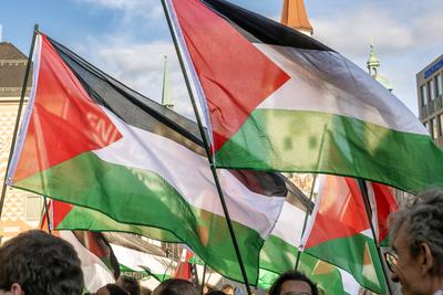 Pro-Pal?stina-Demonstration auf dem Marienplatz, Motto: Israel hungert Gaza aus, M?nchen, 1. August 2025-stock-foto