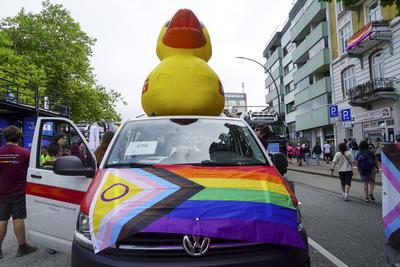 cntv Die Parade Bunter Teilnehmer 260.000 diverser Menschen beim Christopher Street Day CSD zieht ?ber den Steindamm in die Hamburger Innenstadt 02.August 2025 Parade zum Christopher Street Day CSD. Traditionell am ersten Samstag im August bildet der Stra?enumzug den H?hepunkt des Hamburg Pride. Hamburg Deutschland *** cntv The parade Colorful participants 260,000 diverse people at Christopher Street Day CSD parade along Steindamm into Hamburg city center 02 August 2025 Parade for Christopher Street Day CSD Traditionally on the first Saturday in August, the street parade is the highlight of Hamburg Pride Hamburg Germany-stock-foto
