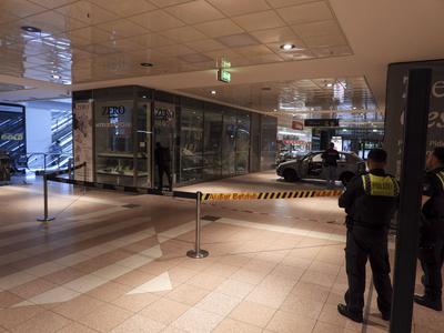 cntv Einbruch mit PKW ins Hamburger Einkaufs Centrum Billstedt Center Ein PKW faehrt innerhalb des Gebaeudes in das Schaufenster eines Juweliers Fahrzeug wurde sichergestellt und abtransportiert 01.August 2025 Ob die Unbekannten Beute machten, ist bislang noch unklar. Die Polizei hat den Bereich weitr?umig abgesperrt, Ermittler sichern Spuren am Tatort. Spektakulaerer Vorfall in den fruehen Morgenstunden Gegen 4 Uhr ist ein Auto in den Eingangsbereich des Billstedt Centers gerast, hat die Eingangstueren durchbrochen und ist anschlie?end durch die Fussgaengerzone innerhalb des Einkaufszentrums gefahren. Nach rund 20 Metern drehten die T?ter das Fahrzeug und rammten die Sicherheitsscheibe eines Juweliers Hamburg Deutschland *** cntv Burgla-stock-foto