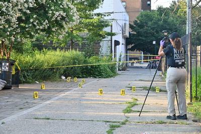 A 42-year-old man was fatally shot and a 41-year-old man was injured in a shooting outside the glenmore plaza houses in brownsville, brooklyn, new york city-stock-foto