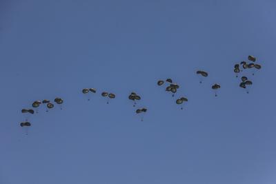 An airplane drops humanitarian aid over Gaza as seen from northern Gaza Strip-stock-foto