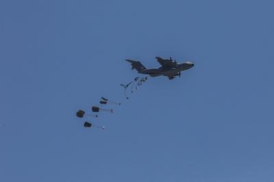 An airplane drops humanitarian aid over Gaza as seen from northern Gaza Strip-stock-foto