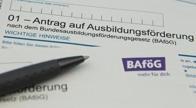Ein Antrag auf Ausbildungsf?rderung liegt auf einem Schreibtisch. Symbolbild/Symbolfoto. Ohlsdorf Hamburg *** An applica-stock-foto