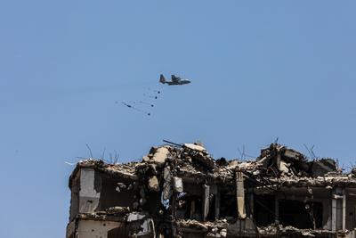 An airplane drops humanitarian aid over Gaza as seen from northern Gaza Strip-stock-foto