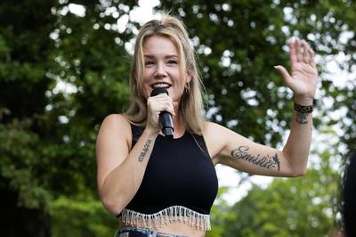 Sonia Liebing live beim Sommer-, Sport- und Parkfest 2023 im Schlosspark. Kreba-Neudorf, 30.07.2023 *** Sonia Liebing li-stock-foto