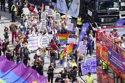 cntv Die Parade Bunter Teilnehmer 260.000 diverser Menschen beim Christopher Street Day CSD zieht ?ber den Steindamm in die Hamburger Innenstadt 02.August 2025 Parade zum Christopher Street Day CSD. Traditionell am ersten Samstag im August bildet der Stra?enumzug den H?hepunkt des Hamburg Pride. Hamburg Deutschland *** cntv The parade Colorful participants 260,000 diverse people at Christopher Street Day CSD parade along Steindamm into Hamburg city center 02 August 2025 Parade for Christopher Street Day CSD Traditionally on the first Saturday in August, the street parade is the highlight of Hamburg Pride Hamburg Germany-stock-foto