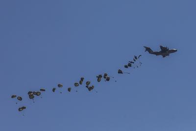 An airplane drops humanitarian aid over Gaza as seen from northern Gaza Strip-stock-foto