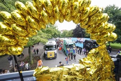 cntv Die Parade Bunter Teilnehmer 260.000 diverser Menschen beim Christopher Street Day CSD zieht ?ber den Steindamm in die Hamburger Innenstadt 02.August 2025 Parade zum Christopher Street Day CSD. Traditionell am ersten Samstag im August bildet der Stra?enumzug den H?hepunkt des Hamburg Pride. Hamburg Deutschland *** cntv The parade Colorful participants 260,000 diverse people at Christopher Street Day CSD parade along Steindamm into Hamburg city center 02 August 2025 Parade for Christopher Street Day CSD Traditionally on the first Saturday in August, the street parade is the highlight of Hamburg Pride Hamburg Germany-stock-foto