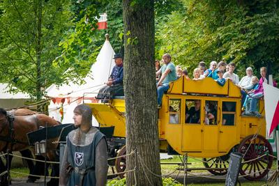 Deutschland, Dornum, Niedersachsen, Europa: Ritterfest am Wasserschloss, historische gelbe Postkutsche mit Kutschfahrer-stock-foto