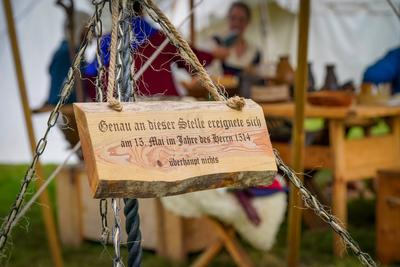 Deutschland, Dornum, Niedersachsen, Europa: Ritterfest am Wasserschloss, humorvolles Holzschild mit Aufschrift Genau an-stock-foto