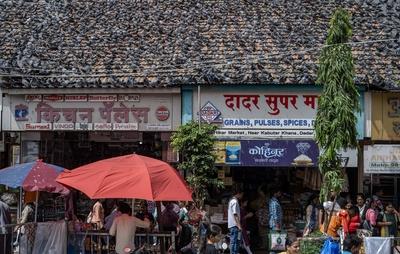 BMC Begins Covering Dadar Kabutarkhana To Enforce Pigeon Feeding Ban-stock-foto