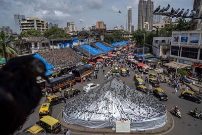 BMC Begins Covering Dadar Kabutarkhana To Enforce Pigeon Feeding Ban-stock-foto