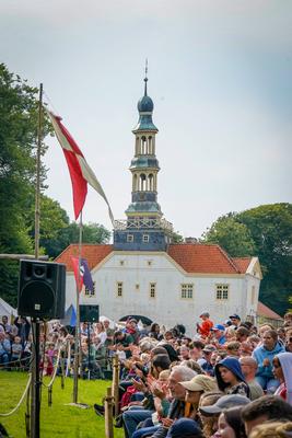 Deutschland, Dornum, Niedersachsen, Europa: Ritterfest am Wasserschloss, spannendes Ritterturnier, Ritter in R?stung auf-stock-foto