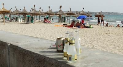07 07 2019 Palma de Mallorca SPANIEN Abfall an der Playa in El Arenal nahe Ballermann *** 07 0-stock-foto