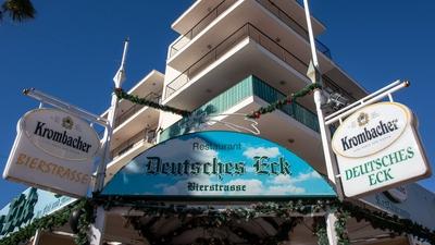 Das Logo mit der Aufschrift Deutsches Eck in der selbsternannten Bierstrasse deutet es an, hier ist alles fest in deuts-stock-foto