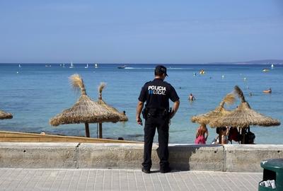 06 09 2017 Spanien Insel Mallorca Touristen Hotspot Ballermann in El Arenal schaut ein Polizist d-stock-foto