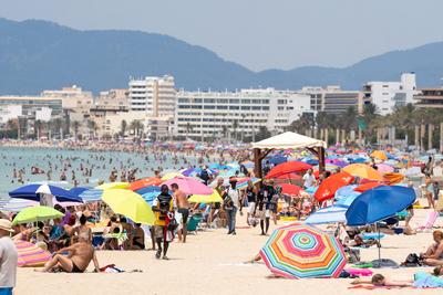 Der Strand an der Playa de Palma ist deutlich gefüllter als in den Tagen zuvor offenbar reisen aktuell wieder mehr deuts-stock-foto