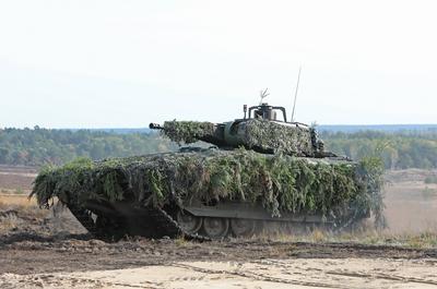 Ein abgetarnter Sch?tzenpanzer Puma auf dem Truppen?bungsplatz Bergen bei einer Gefechtsvorf?hrung in Anwesenheit des Bu-stock-foto