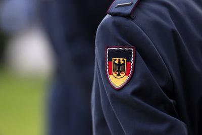 Rekruten und Rekrutinnen nehmen anl?sslich des 66. Gr?ndungs-jahres der Bundeswehr am feierlichen Gel?bnis vor der Vill-stock-foto